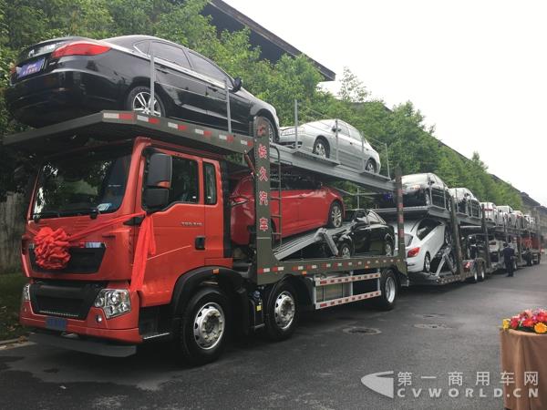 现场展示的长久中置轴轿运车新车,采用中国重汽T5G 310卡车底盘改装而成,采用空气悬架(9辆SUV)5.jpg 现场展示的长久中置轴轿运车新车,采用中国重汽T5G 310卡车底盘改装而成,采用空气悬架(9辆SUV)5.jpg