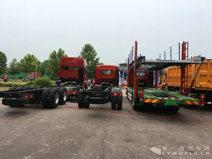 现场展车 (2).jpg 现场展车 (2).jpg