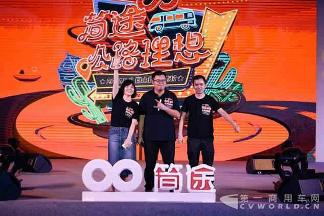 中国首届巴士节亮相成都:公路旅行为全域旅游打开新思路2.jpg 中国首届巴士节亮相成都:公路旅行为全域旅游打开新思路2.jpg