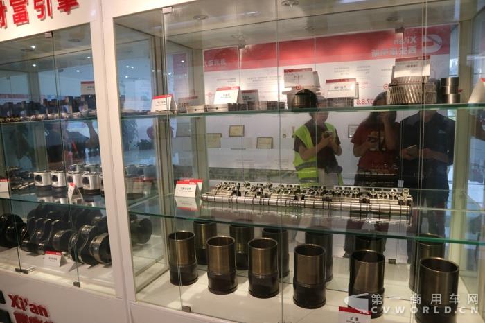 西安康明斯ISM 11L发动机百万公里无大修的实物拆解展示区.jpg 西安康明斯ISM 11L发动机百万公里无大修的实物拆解展示区.jpg