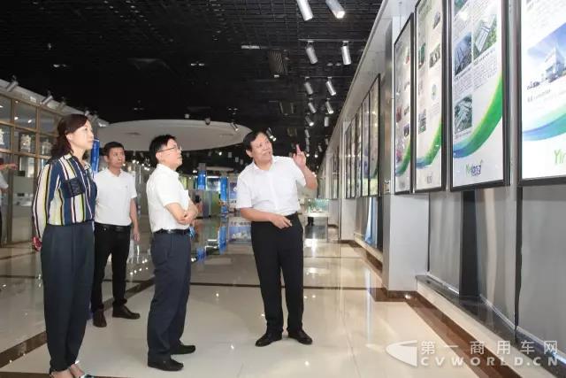 广东省商务厅厅长郑建荣莅临银隆新能源参观考察1.jpg 广东省商务厅厅长郑建荣莅临银隆新能源参观考察1.jpg