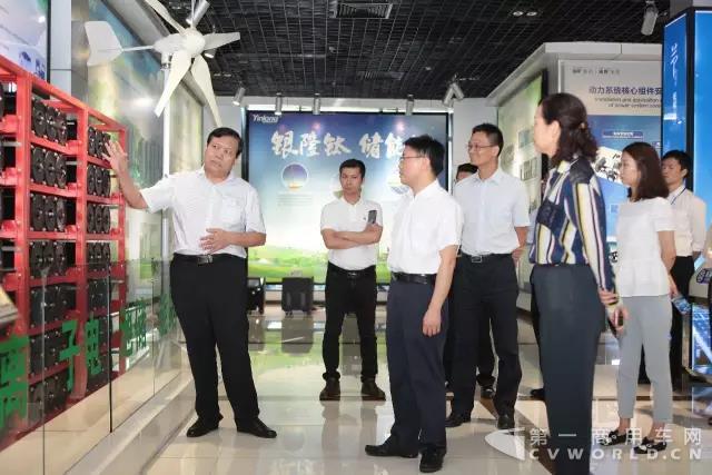 广东省商务厅厅长郑建荣莅临银隆新能源参观考察2.jpg 广东省商务厅厅长郑建荣莅临银隆新能源参观考察2.jpg