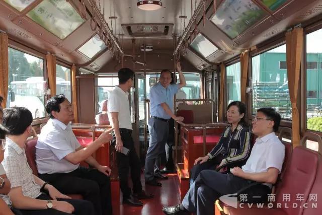 广东省商务厅厅长郑建荣莅临银隆新能源参观考察3.jpg 广东省商务厅厅长郑建荣莅临银隆新能源参观考察3.jpg