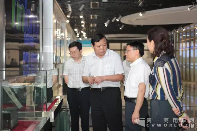 广东省商务厅厅长郑建荣莅临银隆新能源参观考察.jpg 广东省商务厅厅长郑建荣莅临银隆新能源参观考察.jpg