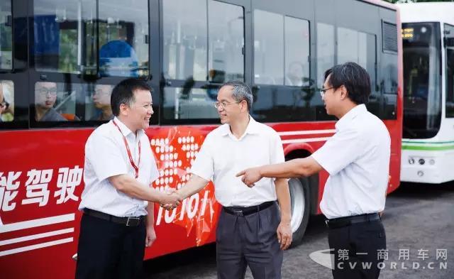 中车全球首发第三代智能驾驶客车与央媒“亲密接触”3.jpg 中车全球首发第三代智能驾驶客车与央媒“亲密接触”3.jpg