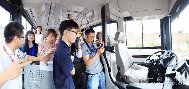 中车全球首发第三代智能驾驶客车与央媒“亲密接触”4.jpg 中车全球首发第三代智能驾驶客车与央媒“亲密接触”4.jpg