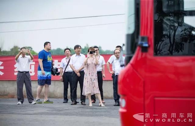 中车全球首发第三代智能驾驶客车与央媒“亲密接触”6.jpg 中车全球首发第三代智能驾驶客车与央媒“亲密接触”6.jpg