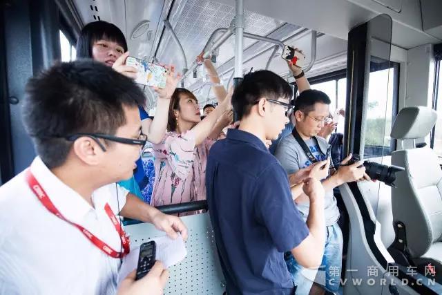 中车全球首发第三代智能驾驶客车与央媒“亲密接触”7.jpg 中车全球首发第三代智能驾驶客车与央媒“亲密接触”7.jpg