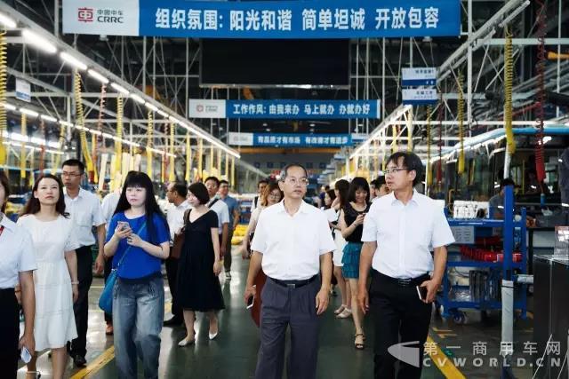 中车全球首发第三代智能驾驶客车与央媒“亲密接触”9.jpg 中车全球首发第三代智能驾驶客车与央媒“亲密接触”9.jpg