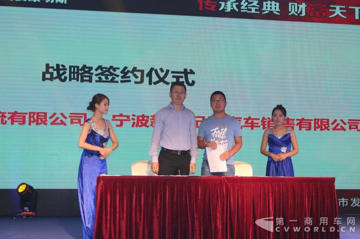 陕汽与经销商现场签约.jpg 陕汽与经销商现场签约.jpg
