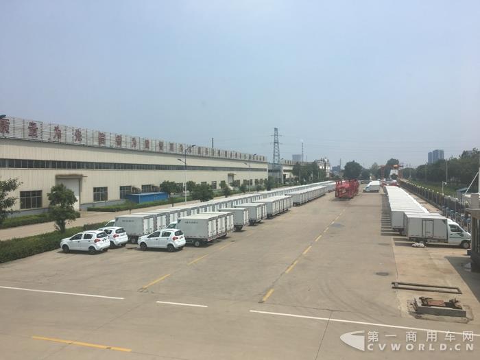 山东吉海新能源汽车厂区内的新能源物流车.jpg 山东吉海新能源汽车厂区内的新能源物流车.jpg