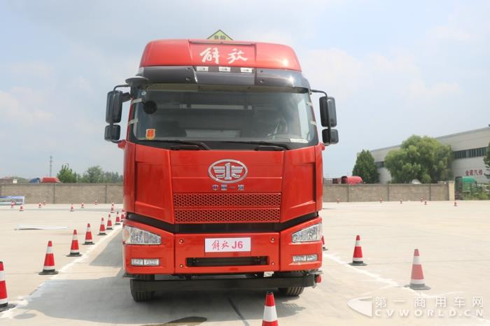 解放J6P危化品牵引车 (2).jpg 解放J6P危化品牵引车 (2).jpg