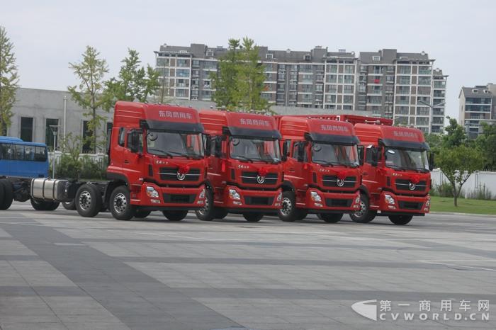 现场展车和比赛用车.jpg 现场展车和比赛用车.jpg