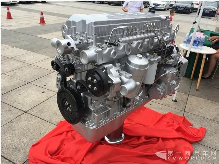 现场展出的东风DDi75发动机.jpg 现场展出的东风DDi75发动机.jpg