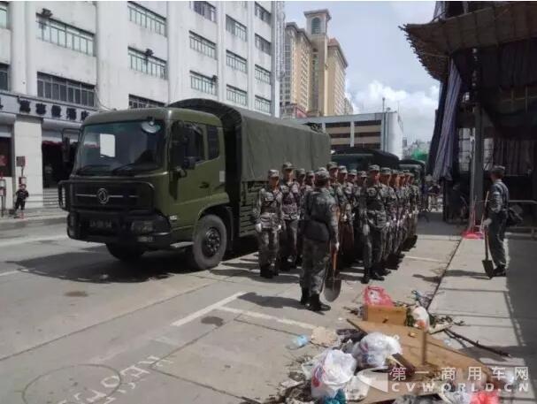 解放军走上澳门街头,投入救灾!当地市民拍下了这一幕幕....jpg 解放军走上澳门街头,投入救灾!当地市民拍下了这一幕幕....jpg