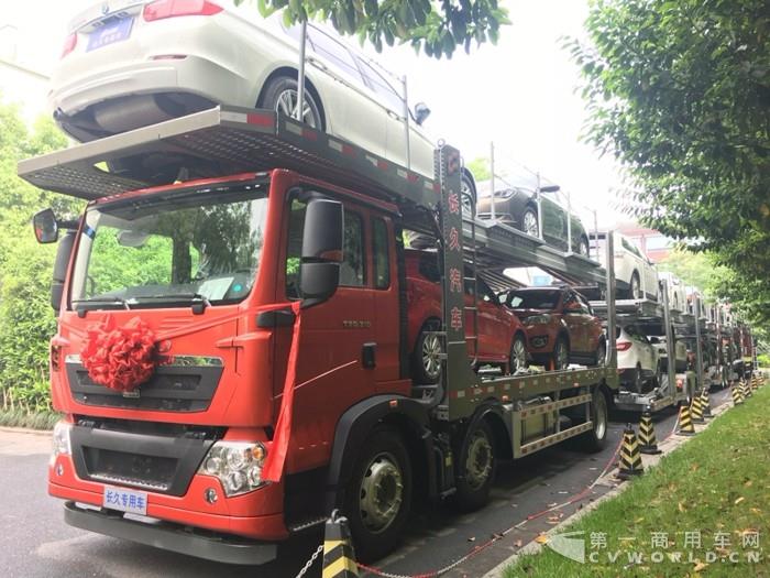 现场展示的长久中置轴轿运车新车,采用中国重汽T5G 310卡车底盘改装而成,采用空气悬架4.jpg 现场展示的长久中置轴轿运车新车,采用中国重汽T5G 310卡车底盘改装而成,采用空气悬架4.jpg