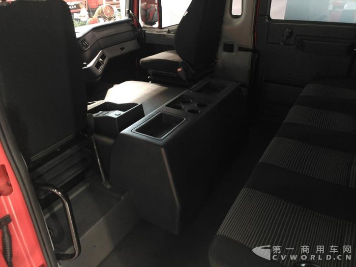 红岩杰狮双排抢先救援消防车1.jpg 红岩杰狮双排抢先救援消防车1.jpg