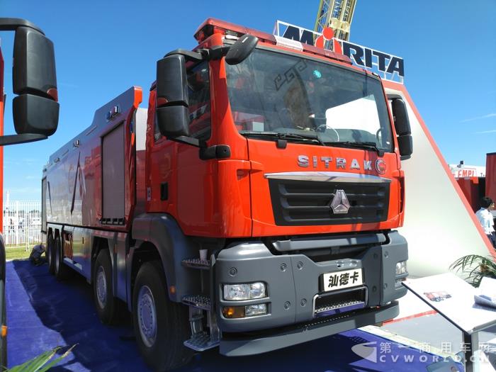 采用汕德卡底盘的泡沫供液消防车.jpg