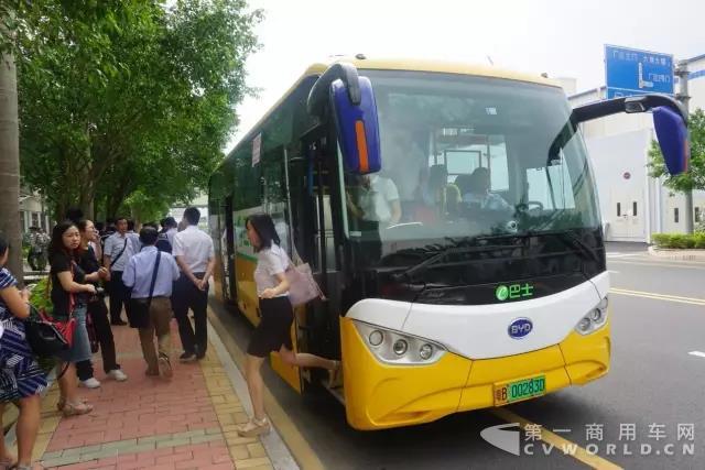倡导绿色出行 深圳东部公交驾驶员探营比亚迪1.jpg 倡导绿色出行 深圳东部公交驾驶员探营比亚迪1.jpg