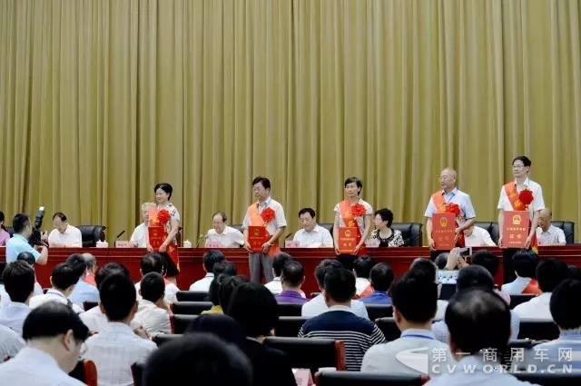 捷报!江铃斩获省科技奖励大会两项最高荣誉1.jpg 捷报!江铃斩获省科技奖励大会两项最高荣誉1.jpg