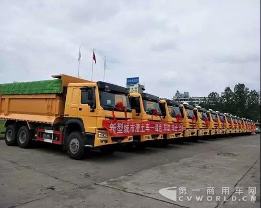 17台HOWO渣土车交付渣土车公司1.jpg 17台HOWO渣土车交付渣土车公司1.jpg
