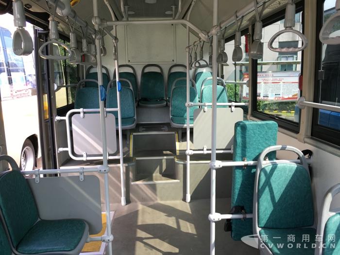 北汽长江BJ6821B11EV纯电动公交车内饰.jpg 北汽长江BJ6821B11EV纯电动公交车内饰.jpg