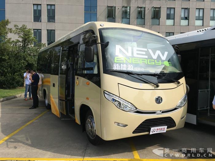北汽长江纯电动旅游客车.jpg