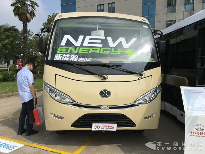 北汽长江纯电动旅游客车 (2).jpg