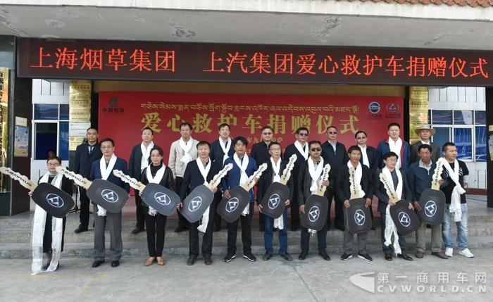 配图:捐赠仪式现场-交钥匙合影.jpg 配图:捐赠仪式现场-交钥匙合影.jpg