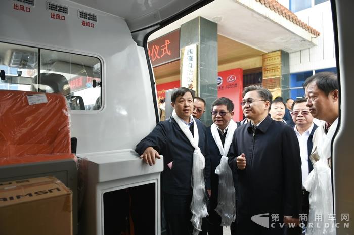 配图:捐赠仪式现场-看车.jpg 配图:捐赠仪式现场-看车.jpg