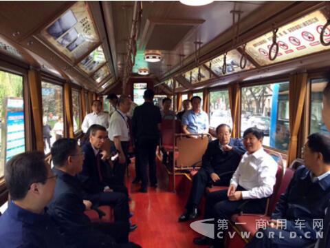 交通运输部副部长刘小明乘坐体验银隆新能源铛铛车.jpg 交通运输部副部长刘小明乘坐体验银隆新能源铛铛车.jpg