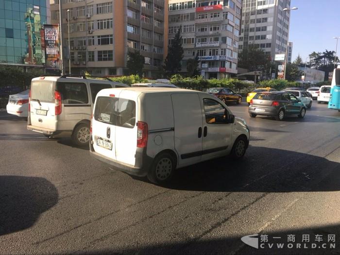 土耳其大街上的VAN车.jpg