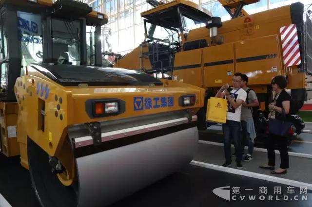 “压实王”XD143S压路机.jpg “压实王”XD143S压路机.jpg