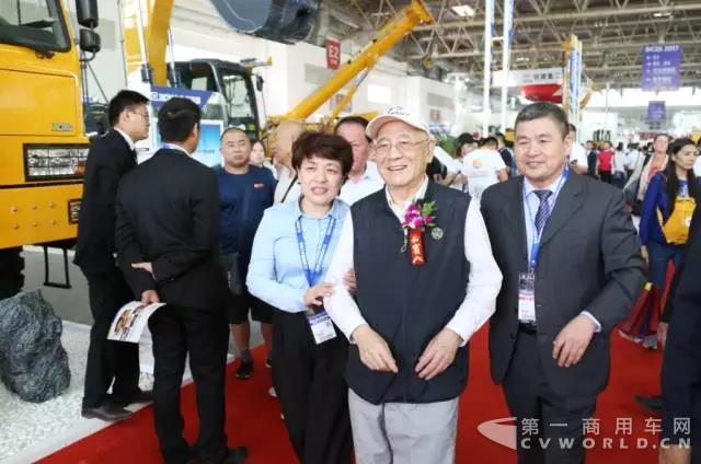 机械工业部原部长何光远参观展区并对徐工产品赞不绝口.jpg 机械工业部原部长何光远参观展区并对徐工产品赞不绝口.jpg