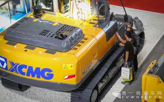 客户对徐工产品爱不释手.jpg 客户对徐工产品爱不释手.jpg