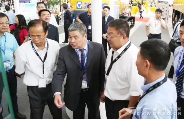 王庆祝副总裁亲自讲解徐工产品.jpg 王庆祝副总裁亲自讲解徐工产品.jpg