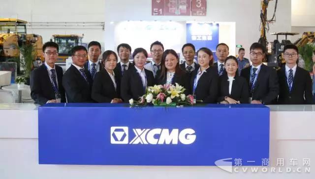 帅气美丽的徐工接待团为客户提供优质服务2.jpg