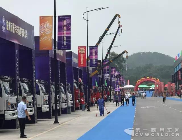 2017中国商用车博览会开幕,东风轻卡再获重磅大奖!.jpg 2017中国商用车博览会开幕,东风轻卡再获重磅大奖!.jpg