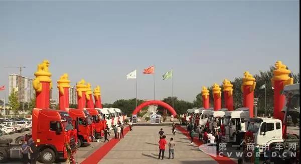 现场获单257辆 重汽天然气车型今年要卖2万台2.jpg 现场获单257辆 重汽天然气车型今年要卖2万台2.jpg