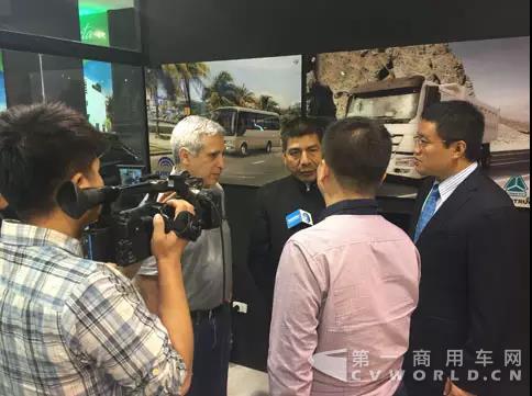 中国重汽参加圣克鲁斯国际贸易博览会1.jpg 中国重汽参加圣克鲁斯国际贸易博览会1.jpg