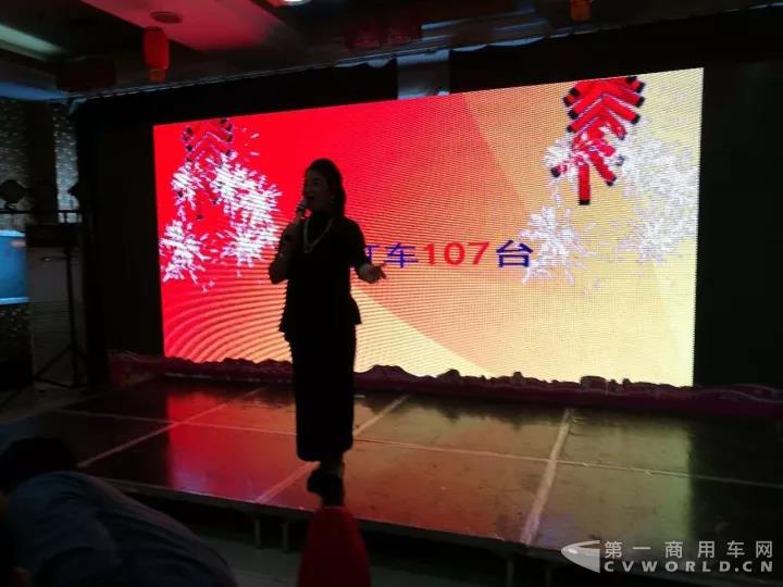 现场订单107辆 轩德轻量化王者自卸在山西上演卡车行业销售传奇.jpg 现场订单107辆 轩德轻量化王者自卸在山西上演卡车行业销售传奇.jpg