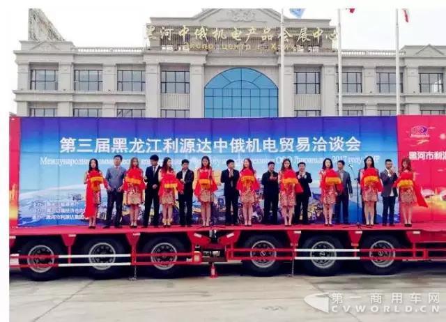 各位与会领导为洽谈会开幕剪彩.jpg