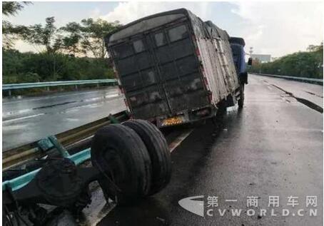 货车超载失控翻车 车身竟与轮胎分离.jpg 货车超载失控翻车 车身竟与轮胎分离.jpg