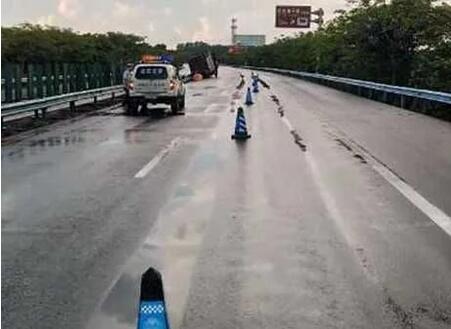 货车超载失控翻车 车身竟与轮胎分离3.jpg 货车超载失控翻车 车身竟与轮胎分离3.jpg