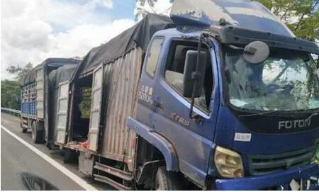 货车超载失控翻车 车身竟与轮胎分离4.jpg 货车超载失控翻车 车身竟与轮胎分离4.jpg