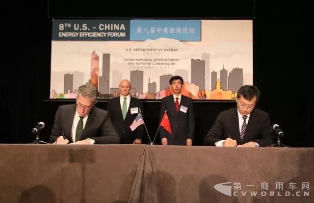 与康明斯在美签署合作备忘录 奥铃超级轻卡加速全“芯”升级.jpg 与康明斯在美签署合作备忘录 奥铃超级轻卡加速全“芯”升级.jpg