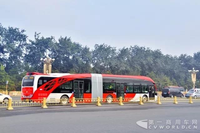 银隆新能源18米纯电动BRT在北京长安街正式运营1.jpg 银隆新能源18米纯电动BRT在北京长安街正式运营1.jpg