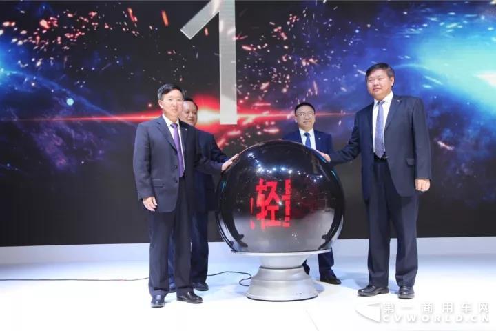 领导为乘龙H5全国上市揭幕.jpg 领导为乘龙H5全国上市揭幕.jpg