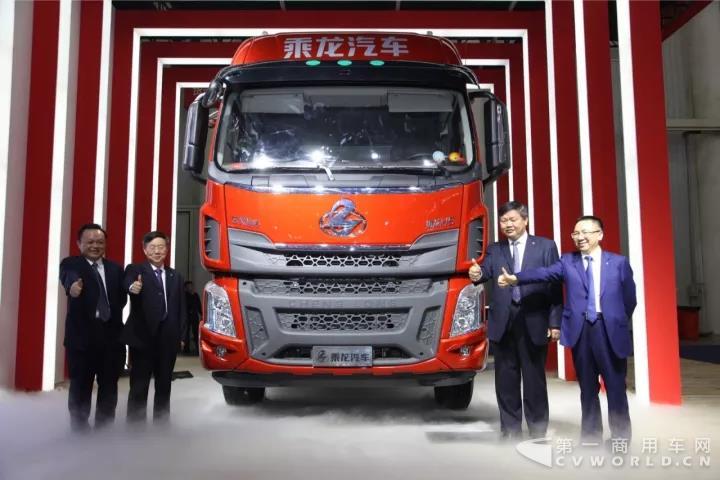 领导在乘龙H5车前合影.jpg 领导在乘龙H5车前合影.jpg