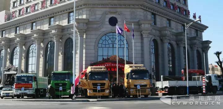 高效物流首选 汉马H7新产品巡展榆林站获单26台.jpg 高效物流首选 汉马H7新产品巡展榆林站获单26台.jpg